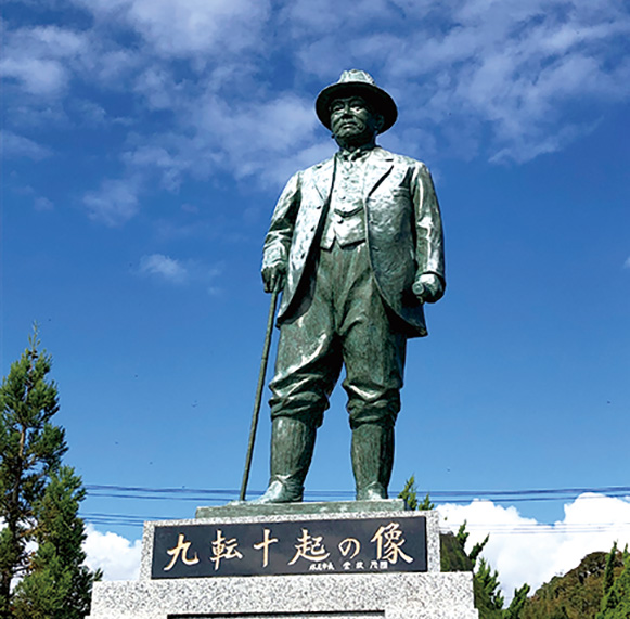 浅野総一郎翁像〜山崎善次郎翁頌徳碑